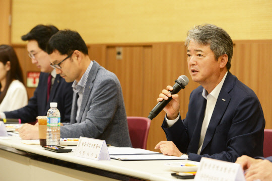 이인호 한국무역보험공사 사장(오른쪽 첫번째)이 21일 광주광역시 김대중컨벤션센터에서 열린 수출기업과의 간담회에서 '수출채권 조기 현금화 보증' 등에 대해 설명하고 있다.  <무역보험공사 제공>